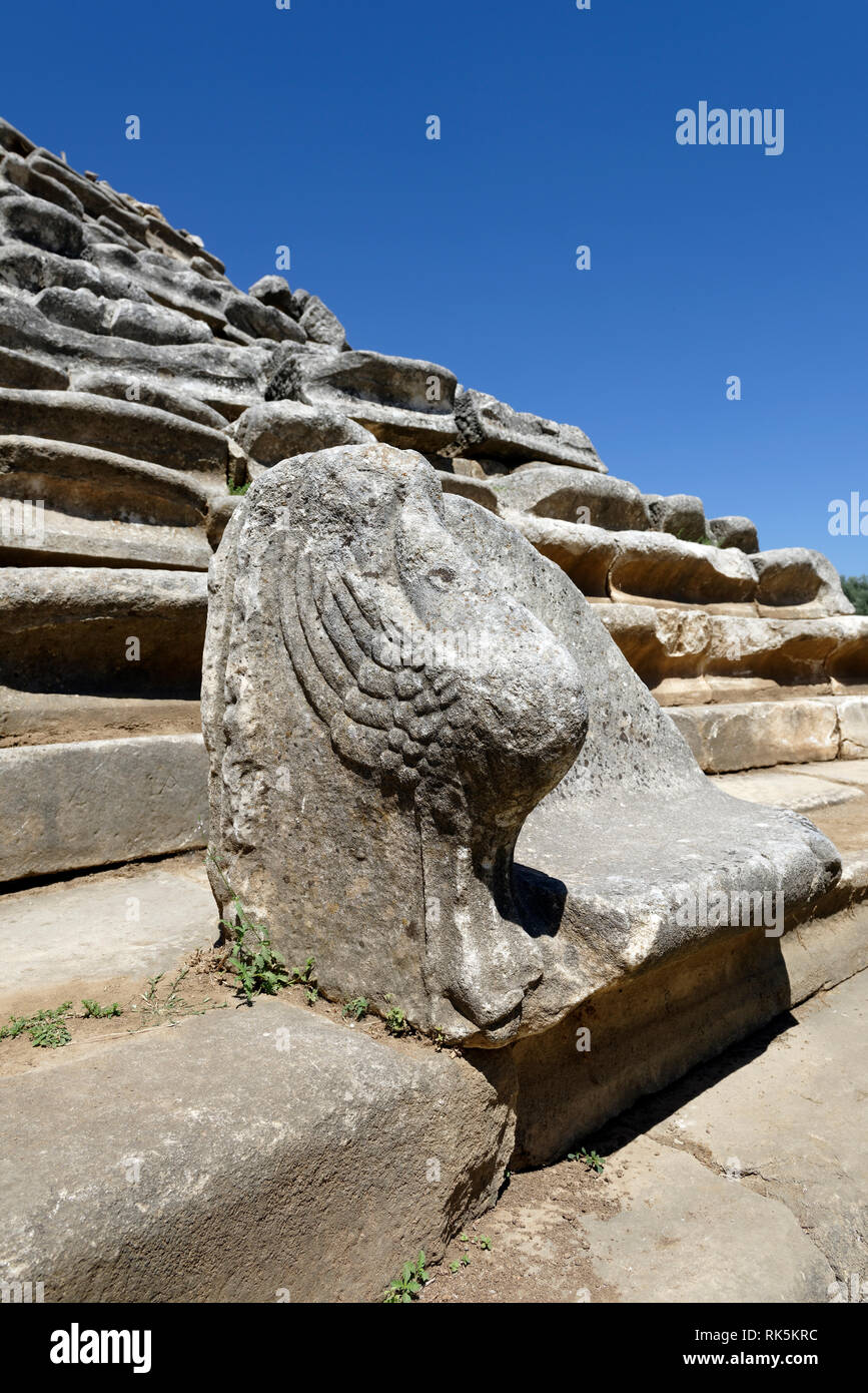 Exemple d'un Proedria ouvragée - discours du trône-comme sièges dans les premières rangées du théâtre hellénistique, ancienne Stratonicea, Eskihisar, Turquie. Construit sur une natu Banque D'Images