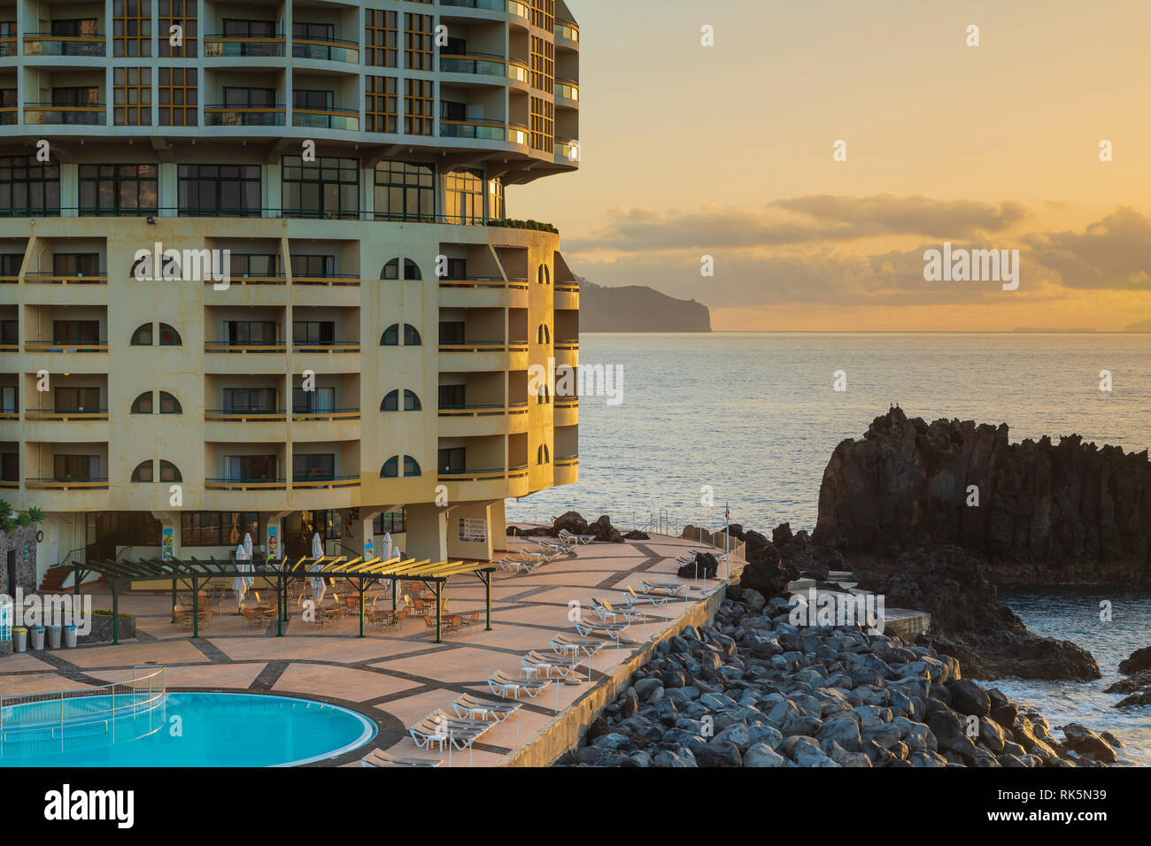 L'image d'un beau lever de soleil sur la façade d'un hôtel sur la côte sud de l'île de Madère, au Portugal. Banque D'Images