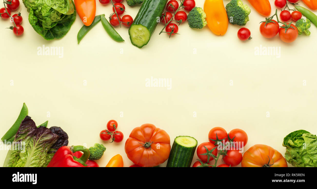 Fond de légumes crus, concombres tomates poivre Laitue Oignon Pois printemps brocoli jaune clair sur le tableau, vue de dessus, copiez l'espace, selective focus Banque D'Images