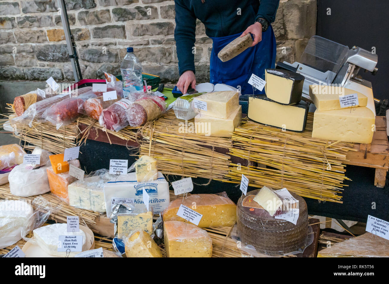 Fromages fromages artisanaux, de décrochage sur l'affichage, Leith, Dock du marché du samedi Place, Édimbourg, Écosse, Royaume-Uni Banque D'Images