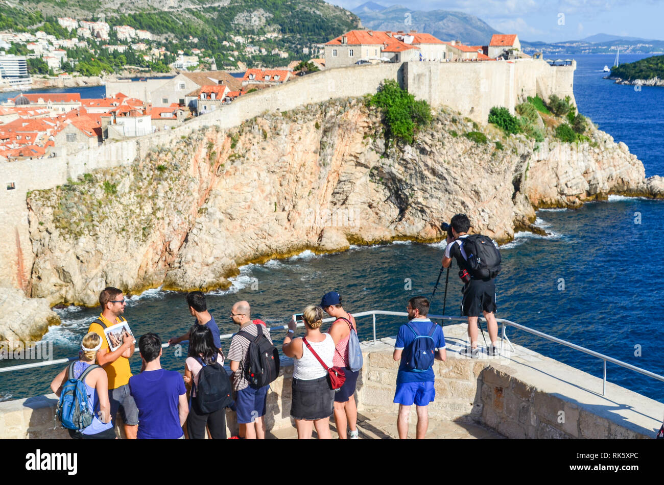 Le tourisme de masse à Dubrovnik, Croatie : des foules de visiteurs rejoignent les visites du « Game of Thrones », là où la série a été tournée au patrimoine de l'UNESCO Banque D'Images