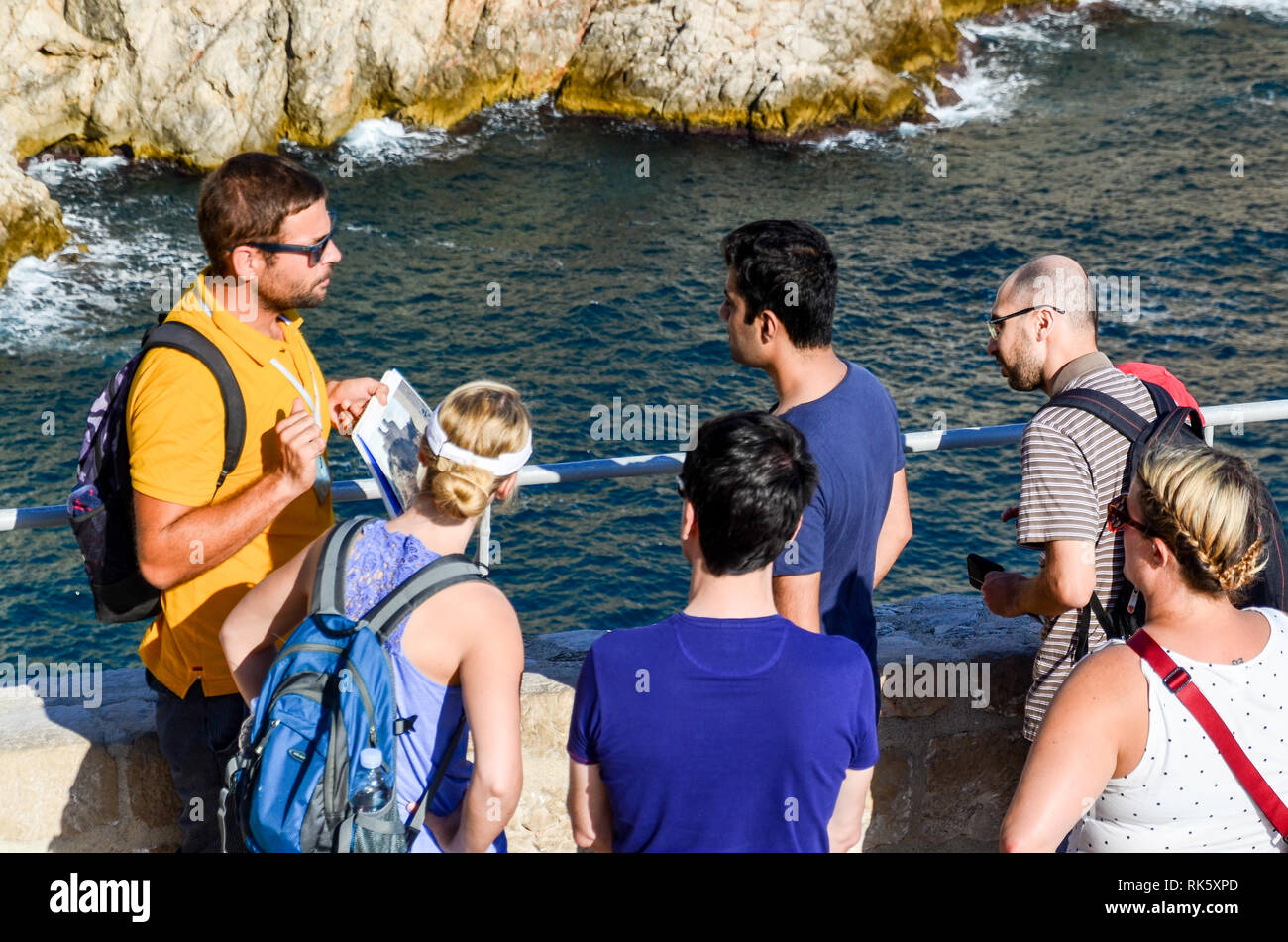 Le tourisme de masse à Dubrovnik, Croatie : des foules de visiteurs rejoignent les visites du « Game of Thrones », là où la série a été tournée au patrimoine de l'UNESCO Banque D'Images