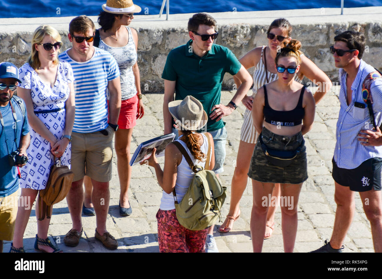Le tourisme de masse à Dubrovnik, Croatie : des foules de visiteurs rejoignent les visites du « Game of Thrones », là où la série a été tournée au patrimoine de l'UNESCO Banque D'Images