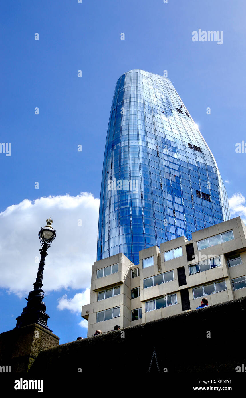 Londres, Angleterre, Royaume-Uni. Un Blackfriars ('Le Vase') (2018) - Bankside 49 étages contenant des appartements et un hôtel Banque D'Images