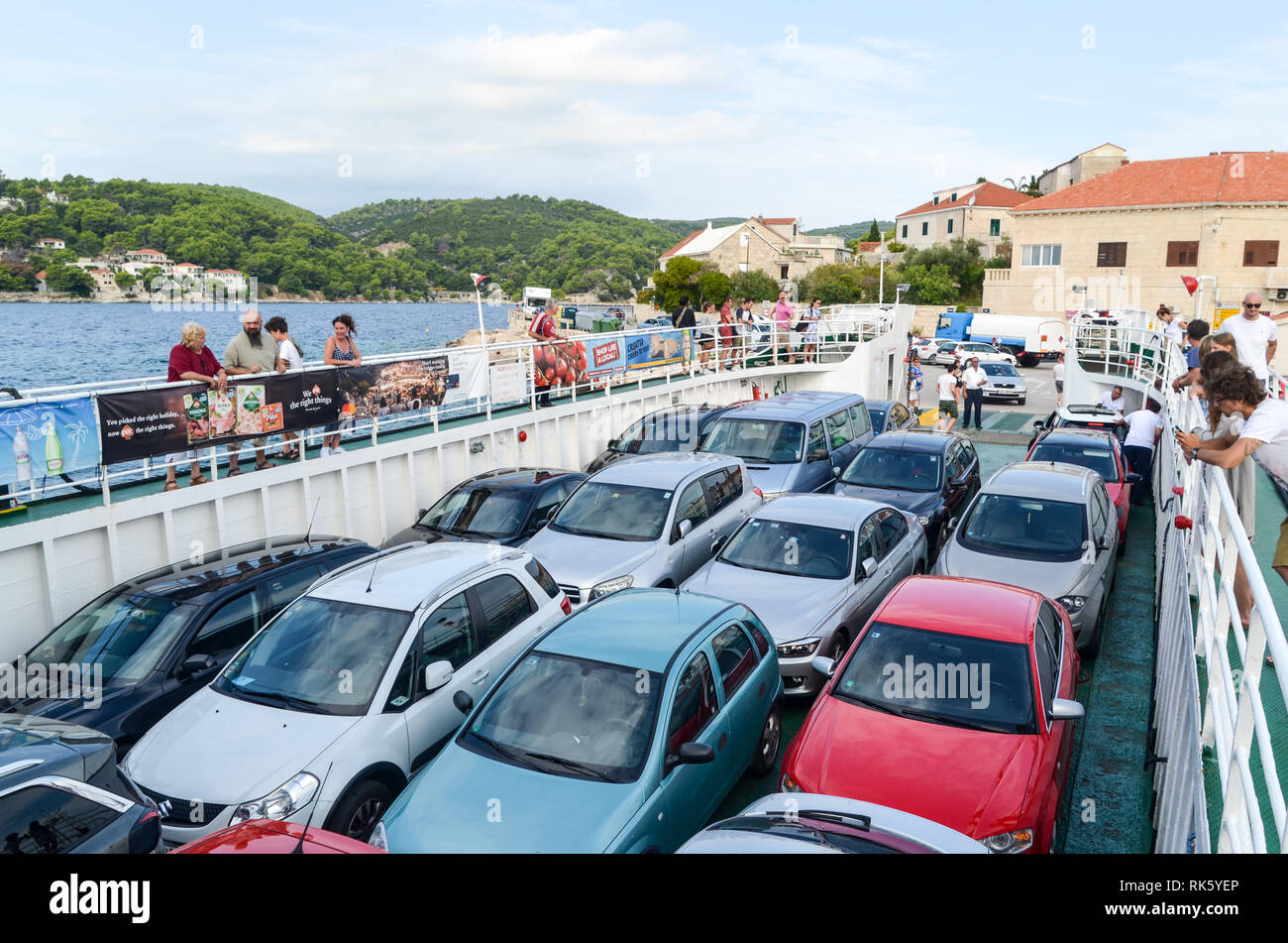 Traversée en ferry très fréquentée, avec des voitures, entre Makarska et Sumartin en Croatie Banque D'Images