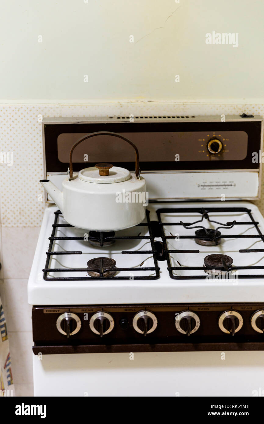 Style rétro vintage avec cuisinière électrique Photo Stock - Alamy