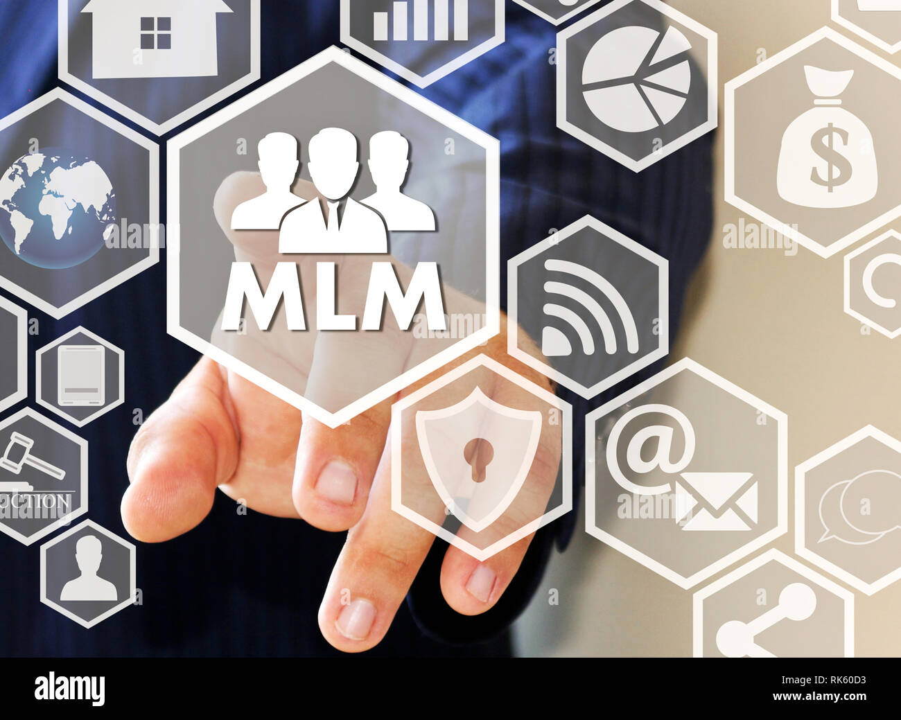 L'homme d'affaires MLM clique sur le bouton sur l'écran tactile . Le concept de multi-level marketing. Banque D'Images
