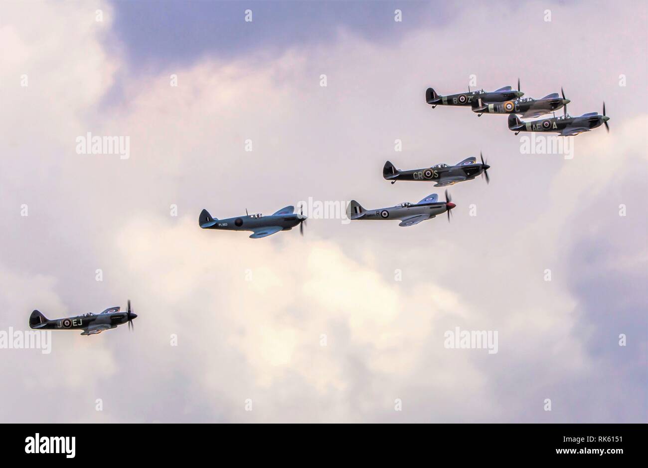 Un escadron de Supermarine Spitfire 7 survolant Duxford Banque D'Images