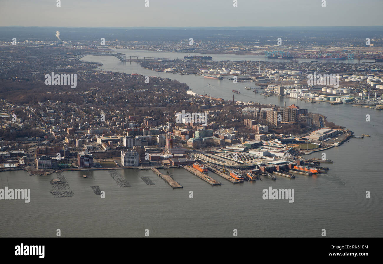 Vue aérienne de l'île Staten Island Ferry Terminal, Staten Island, New York, NY, USA, vue générale GV Banque D'Images