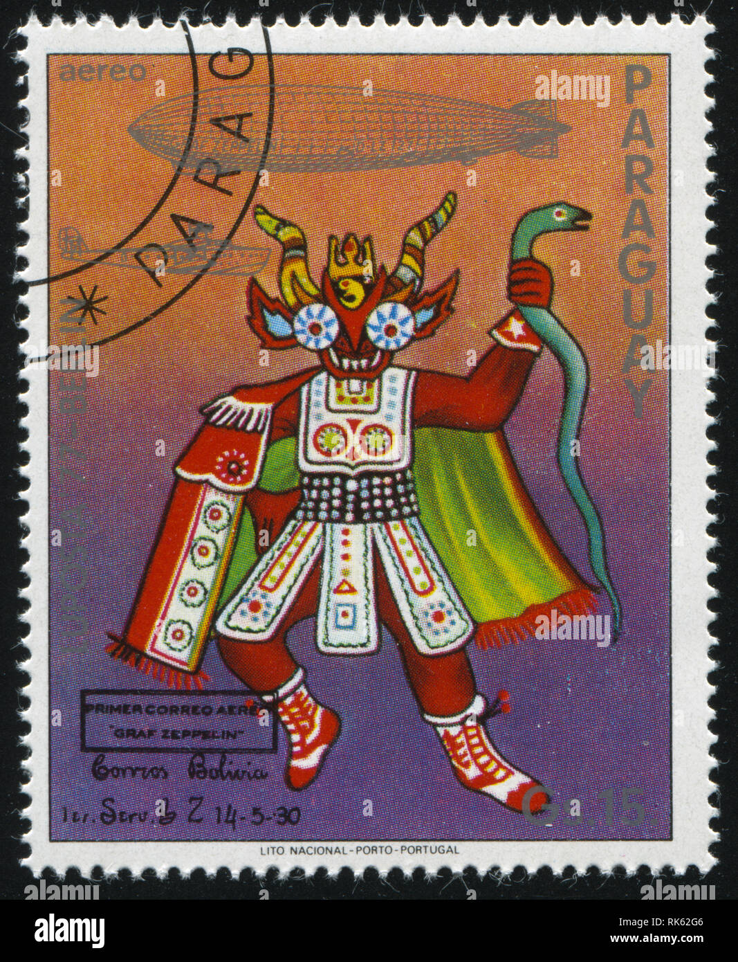 Russie KALININGRAD, 19 avril 2017 : timbres par le Paraguay, de cérémonie et de costumes indiens montre un dirigeable Graf Zeppelin, circa 1977 Banque D'Images