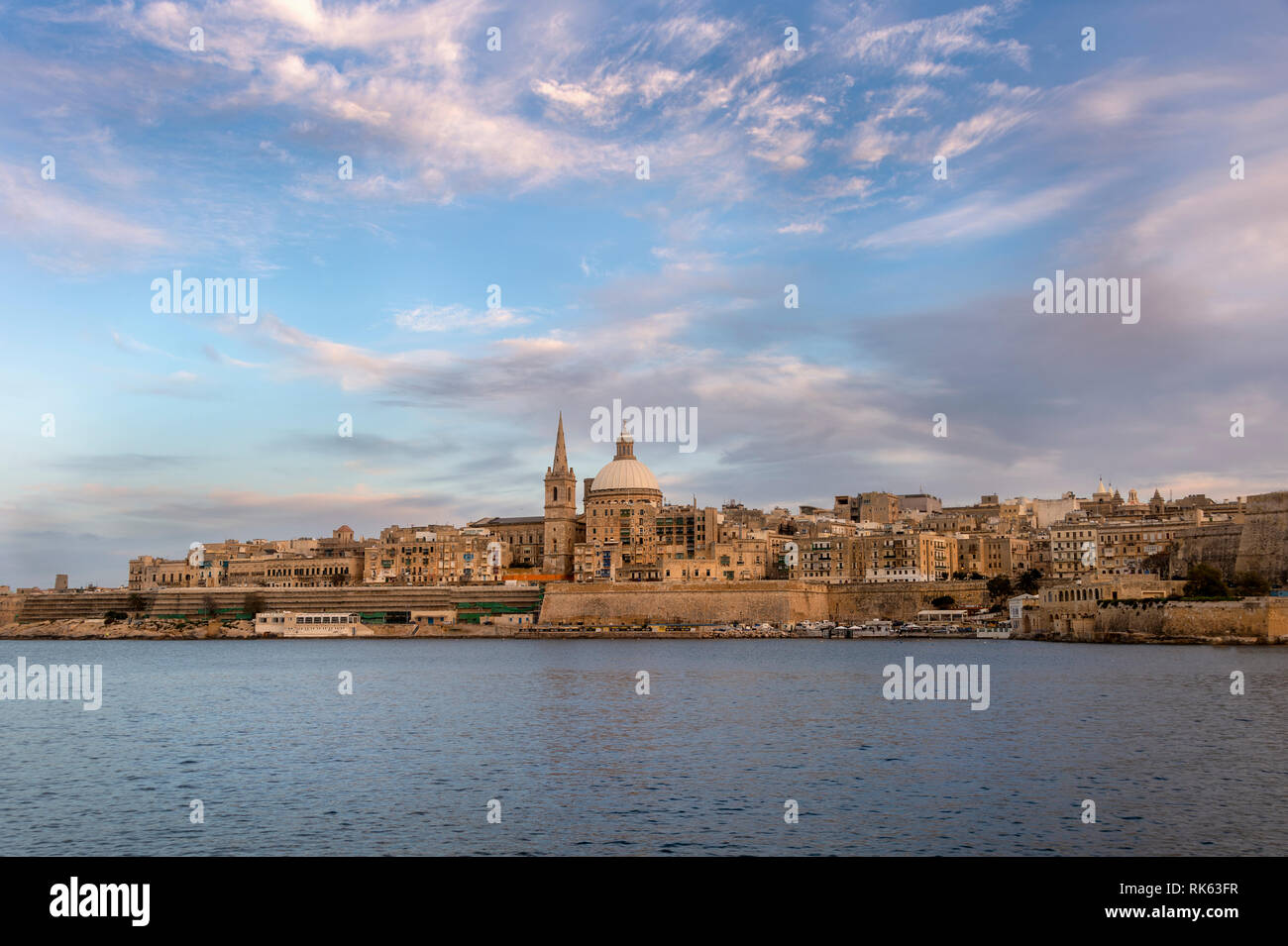 La Valette, capitale de Malte vue sur le port, en début de soirée. Banque D'Images