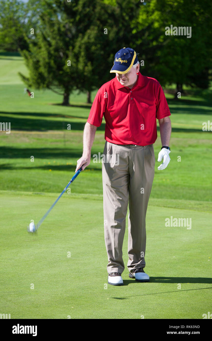 Golfeur mature rebondir sur son putter Hi sBall, USA Banque D'Images