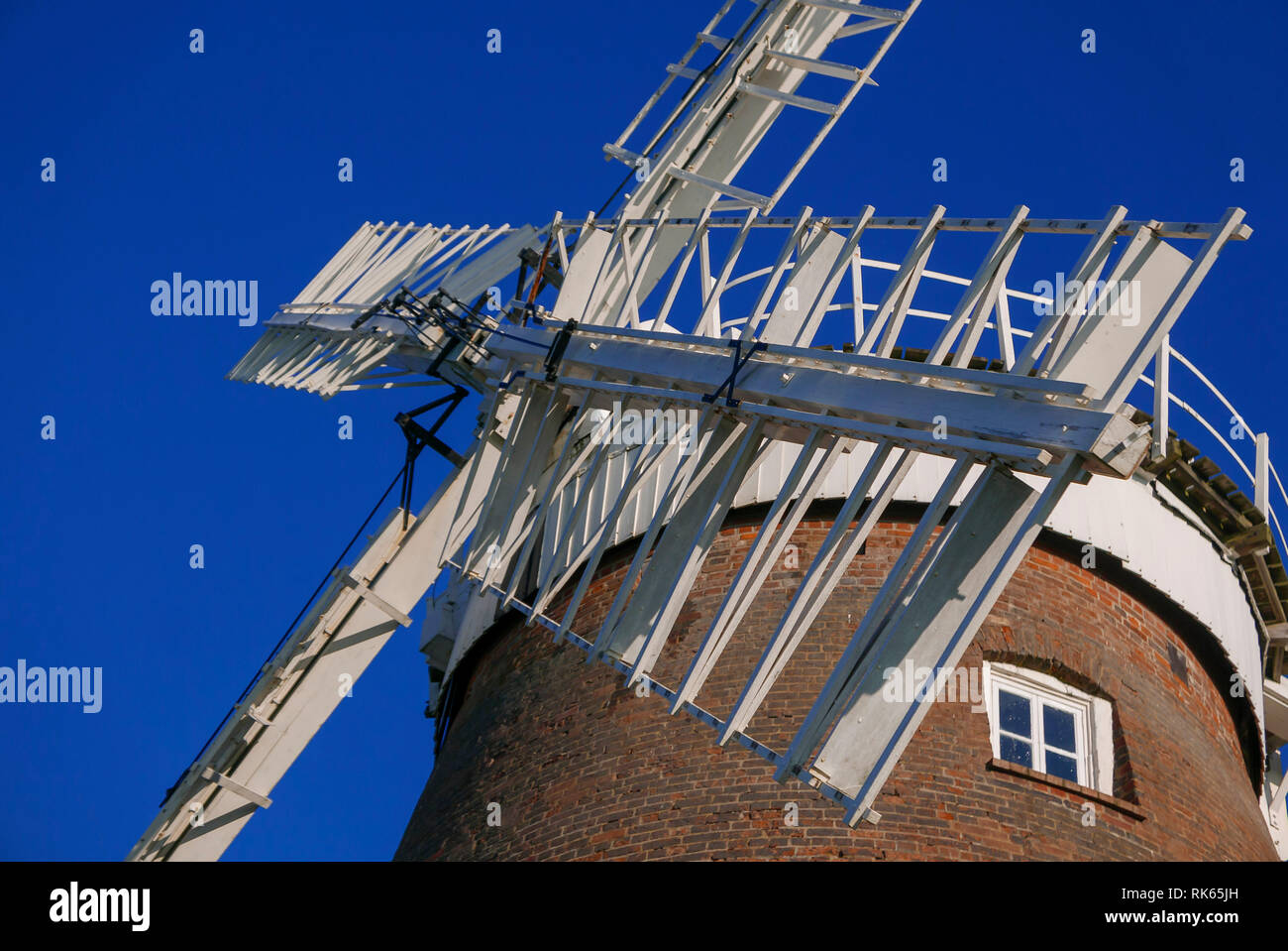 20-01-19. Thaxted, Essex, Angleterre, Royaume-Uni. John Webb's Mill, construit en 1804. Une tour de cinq étages avec un moulin bombés avec une galerie. La PAC est enroulé par Banque D'Images