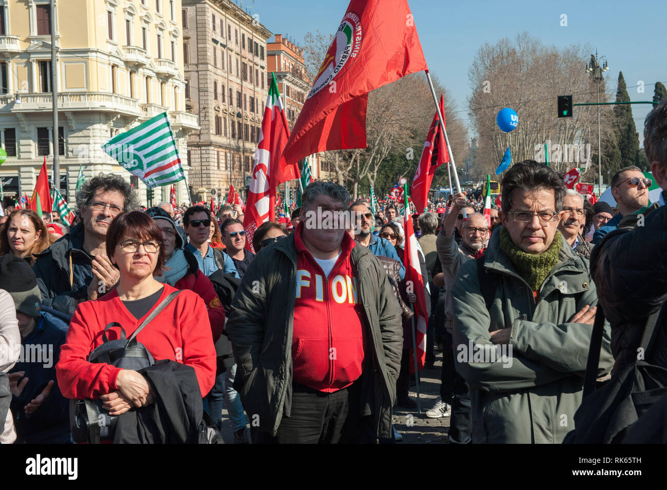 Roma, 09/02/2019 : 'Futuro al lavoro' Manifestazione Nazionale unitaria dei sindacati CGIL, CISL e UIL. Manifestanti je ascoltano comizi dei leader sind Banque D'Images