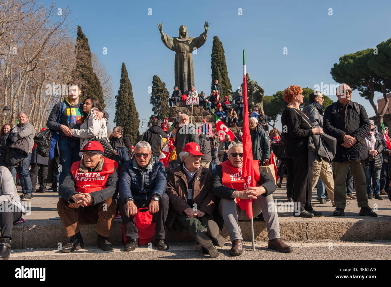 Roma, 09/02/2019 : 'Futuro al lavoro' Manifestazione Nazionale unitaria dei sindacati CGIL, CISL e UIL. Dimostranti Intorno alla statua di San Francesc Banque D'Images