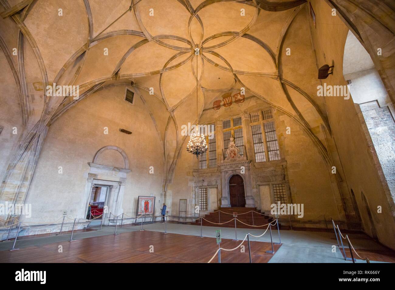 Cette grande chambre au plafond médiéval se trouve dans le vieux château de Prague Banque D'Images