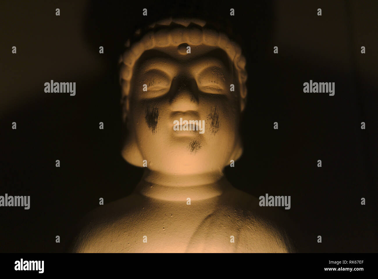 Bouddha tenant un verre avec une bougie peut en elle. environnement sombre et effrayant atmosphère spirituelle de la religion. Banque D'Images