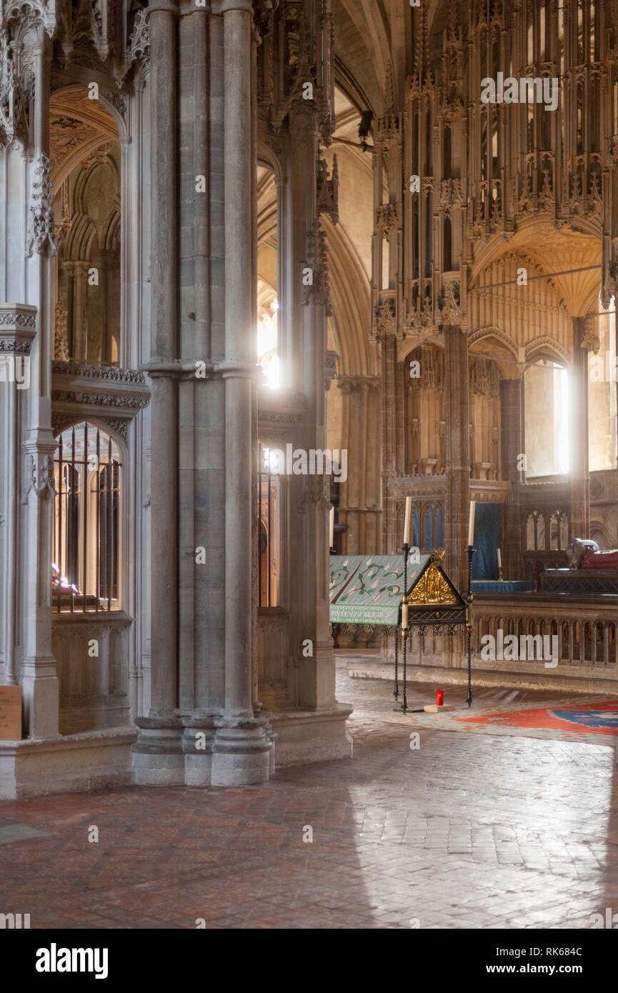 Intérieur de la cathédrale de Winchester, Hampshire, Angleterre avec pilier en marbre et chandeliers Banque D'Images