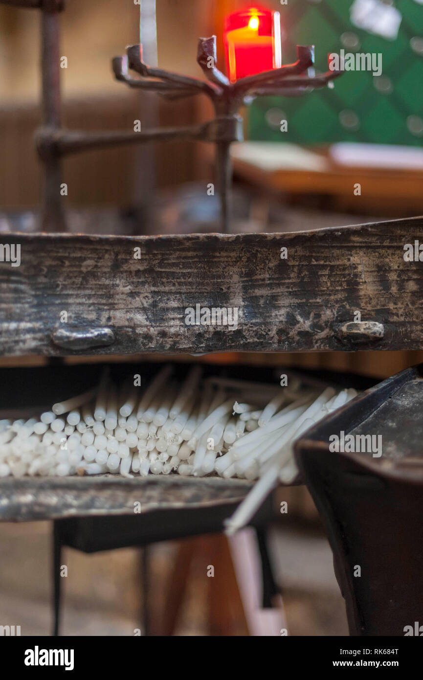 Intérieur de la cathédrale de Winchester, Hampshire, Angleterre. Bougies longue couchée sur le côté. Banque D'Images