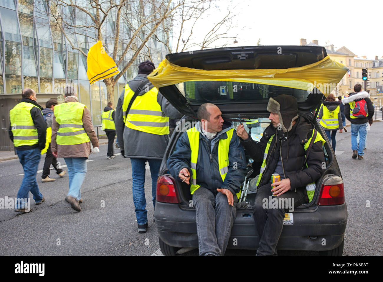 Paris, France. 09Th Feb 2019. Des manifestants sont parler et échanger des points de vue et opinions, tout en montrant. Credit : Roger Ankri/Alamy Live News Banque D'Images