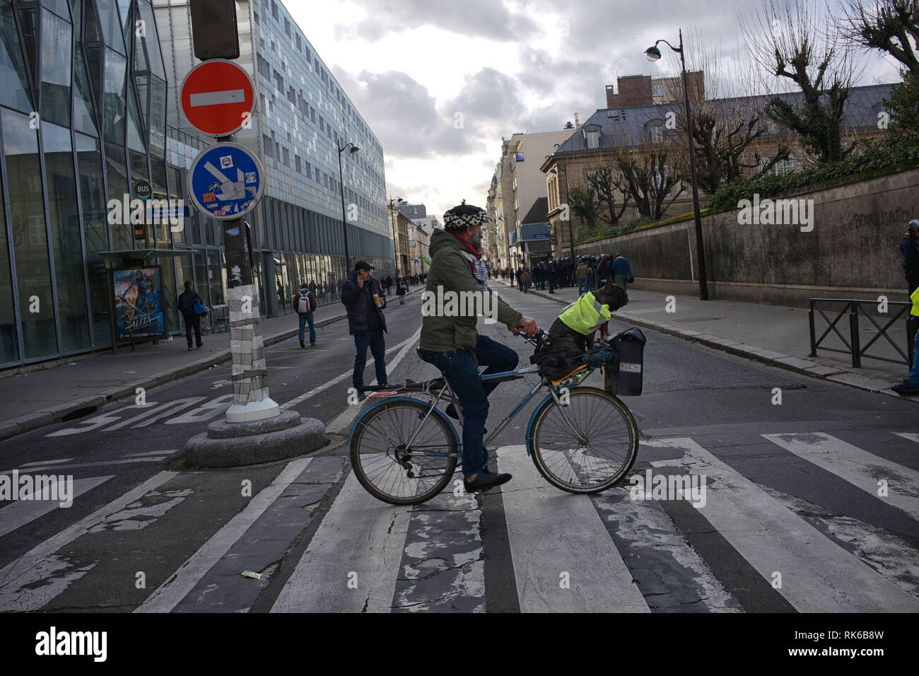 Paris, France. 09Th Feb 2019. Les manifestants ont aussi chien bienvenue. Les manifestants de traverser une rue tandis que la police est la collecte et l'attente. Credit : Roger Ankri/Alamy Live News Banque D'Images