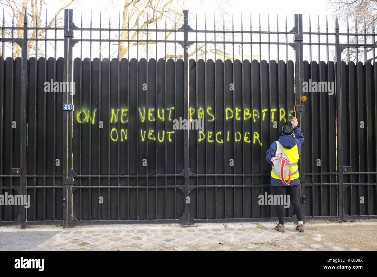 Paris, France. 09Th Feb 2019. Des manifestants sont les signes de l'écriture sur les murs et portes. "Nous ne voulons pas de débat, nous voulons décider' Credit : Roger Ankri/Alamy Live News Banque D'Images