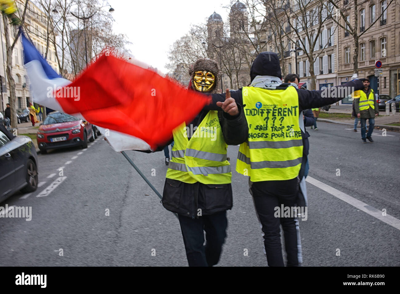 Paris, France. 09Th Feb 2019. Des manifestants sont montrant des drapeaux et signes. Celui-ci : 'careless ? Je sais trop mcuh pour beeing tels' Credit : Roger Ankri/Alamy Live News Banque D'Images