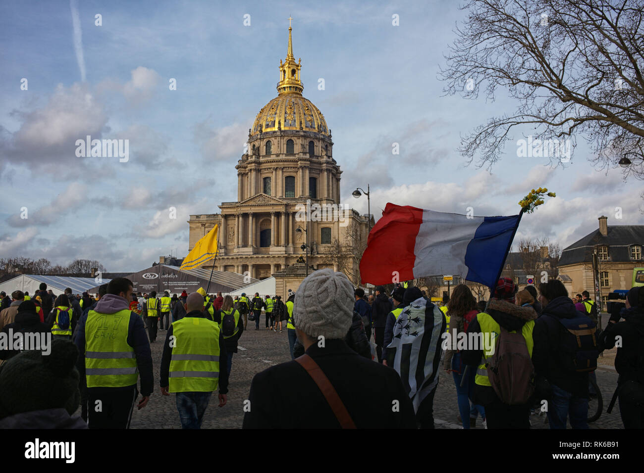 Paris, France. 09Th Feb 2019. Des manifestants sont marcher dans des lieux symboliques autour de centre-ville de Paris, comme ici, à Invalides. Credit : Roger Ankri/Alamy Live News Banque D'Images
