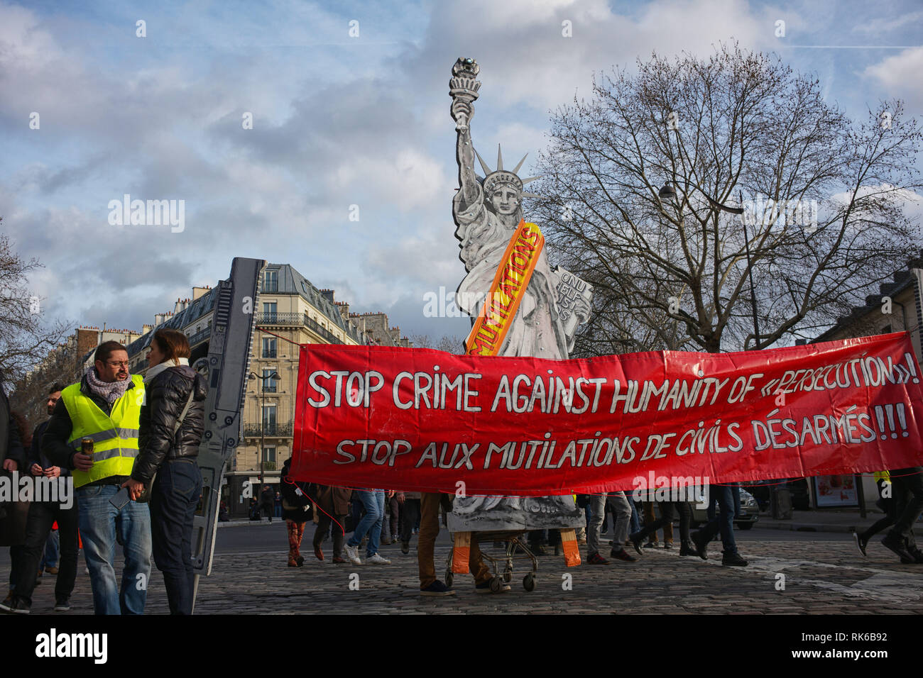 Paris, France. 09Th Feb 2019. Les manifestants protestent contre les violences policières contre les manifestations, par des imitations des monuments, et des signes. Credit : Roger Ankri/Alamy Live News Banque D'Images