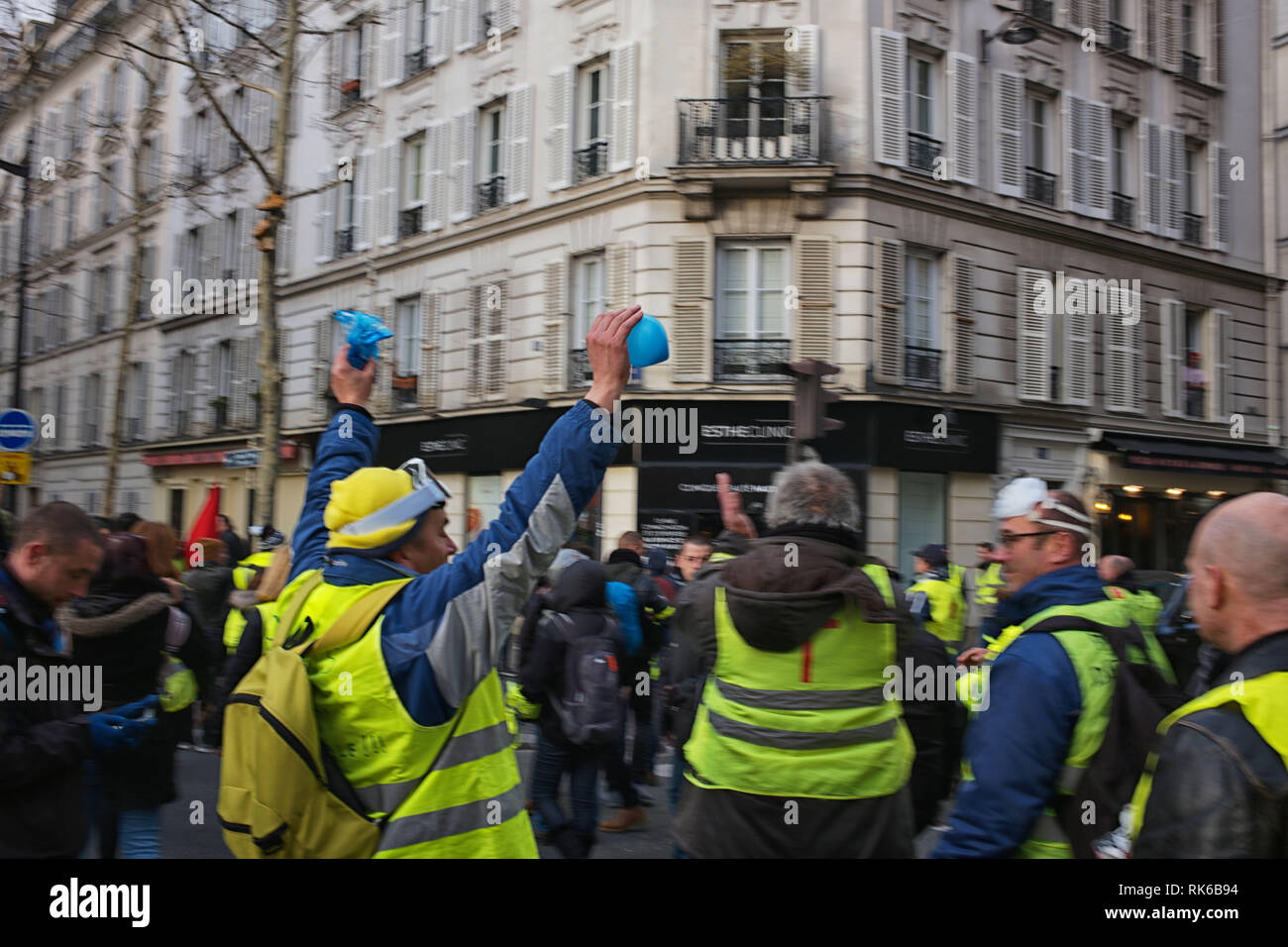 Paris, France. 09Th Feb 2019. 2 groupes sont en train de fondre en un seul plus gros. Credit : Roger Ankri/Alamy Live News Banque D'Images