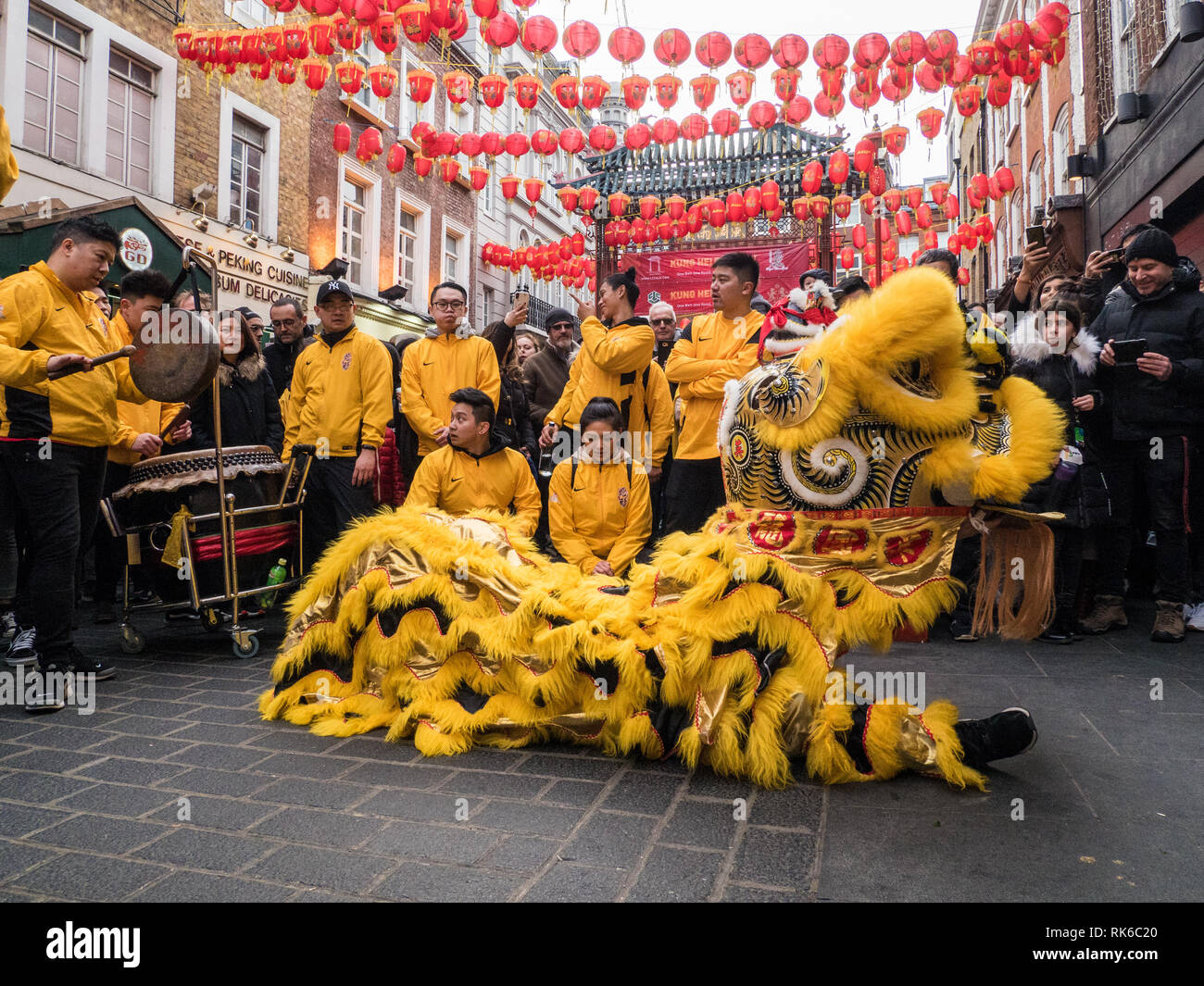 Londres, Royaume-Uni. 09Th Feb 2019. 'Dragon' effectue dans une rue dans le cadre de la fête du Nouvel An chinois dans Chinatown, Londres, Royaume-Uni. Credit : escapetheofficejob/Alamy Live News Banque D'Images