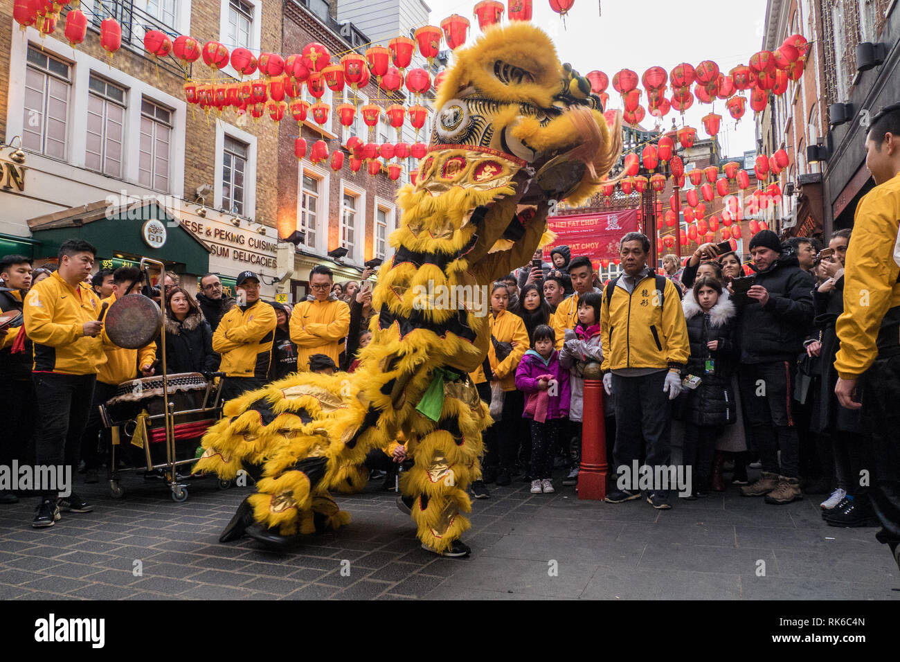 Londres, Royaume-Uni. 09Th Feb 2019. 'Dragon' effectue dans une rue dans le cadre de la fête du Nouvel An chinois dans Chinatown, Londres, Royaume-Uni. Credit : escapetheofficejob/Alamy Live News Banque D'Images