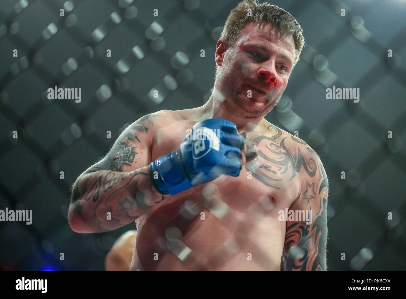Newcastle, UK, 9 février 2019 - John Ross se lève sur ses pieds après avoir été battu par Ashley Reece via TKO Crédit : Dan Cooke/Alamy Live News Banque D'Images