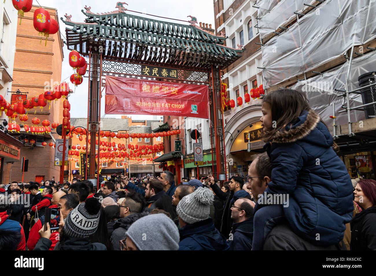 Londres, Royaume-Uni. 09 Février, 2019. Regarder la foule de célébrations dans la rue principale du quartier chinois de Londres pendant le Nouvel An chinois à Londres, au Royaume-Uni. Banque D'Images