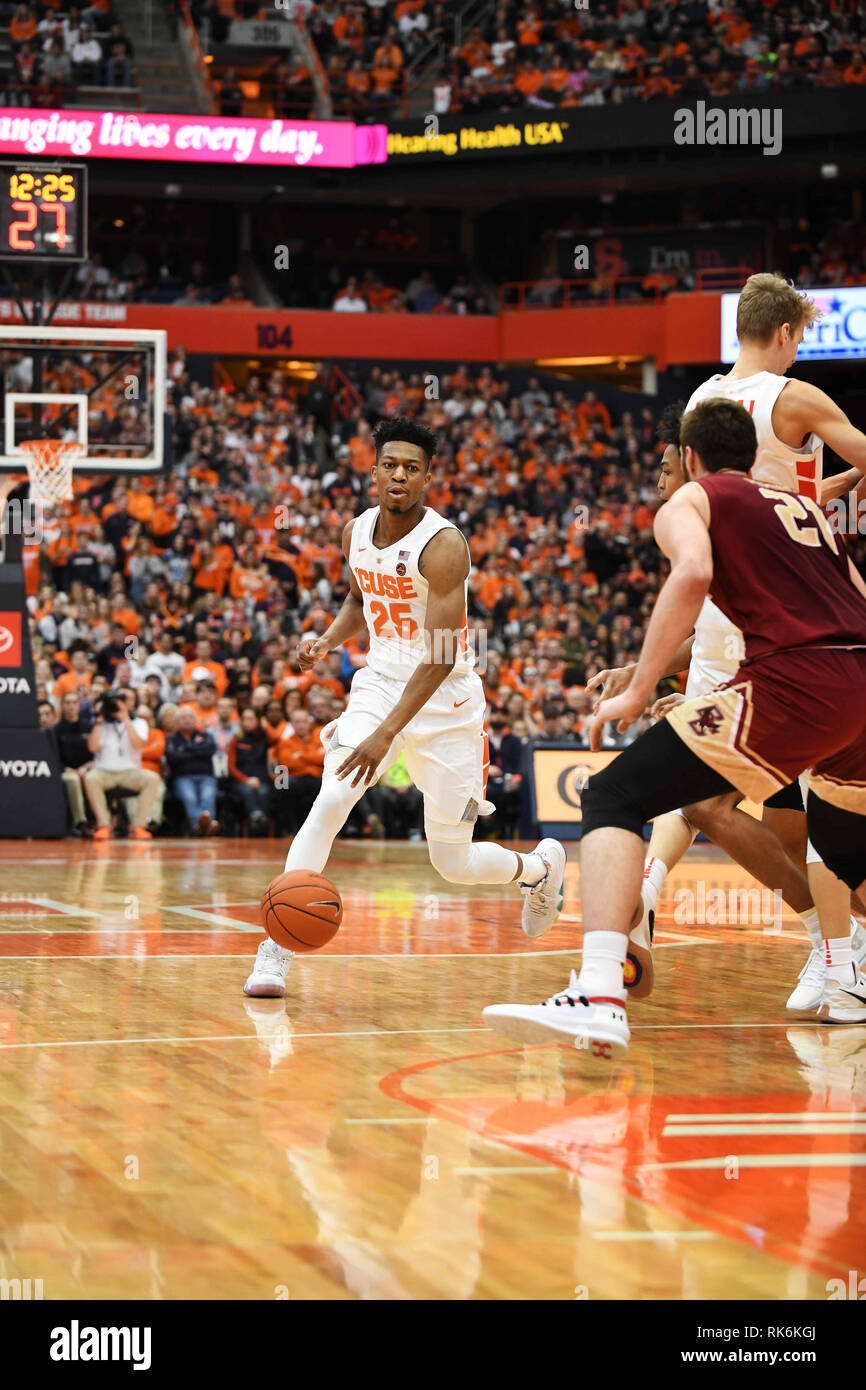 Syracuse, NY, USA. 09Th Feb 2019. Syracuse garde junior Tyus Bataille (25) lecteurs vers le panier comme l'Orange de Syracuse défait le Boston College Eagles 67-56 au Carrier Dome à Syracuse, New York. Alan Schwartz/CSM/Alamy Live News Banque D'Images