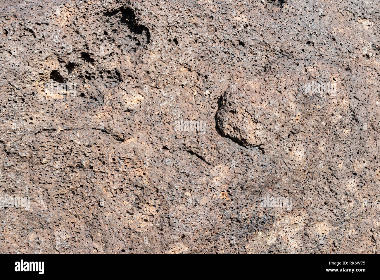 Surface rocheuse brun gros plan arrière-plan montrant des textures. Banque D'Images