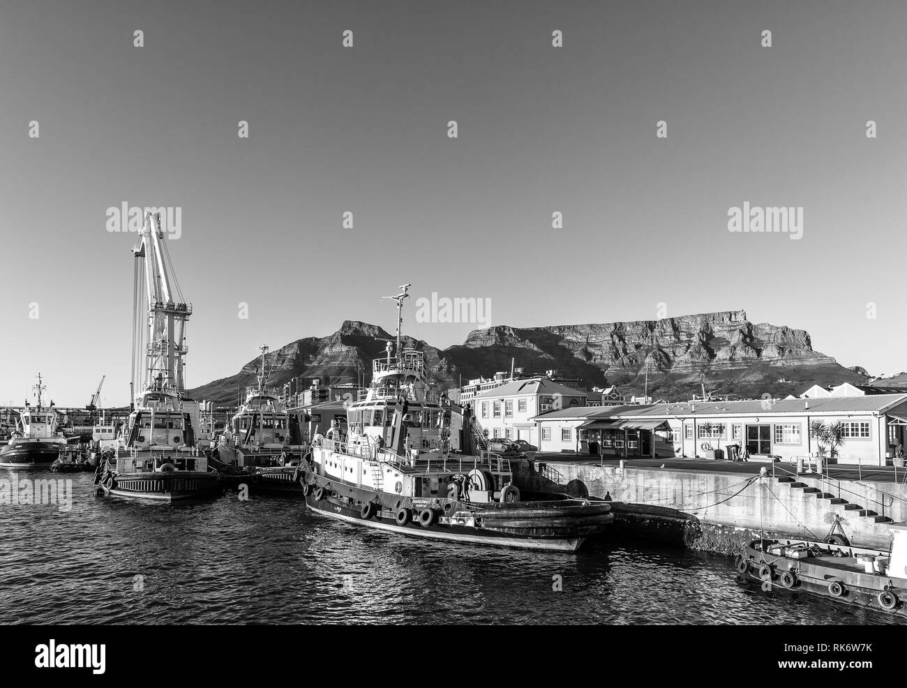 CAPE TOWN, AFRIQUE DU SUD, le 9 août 2018 : remorqueurs dans le port de Cape Town dans la province du Cap occidental. Table Mountain est visible à l'arrière. Mono Banque D'Images