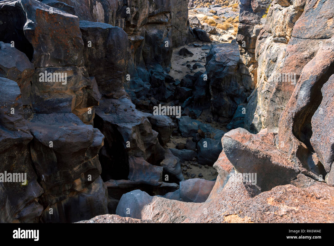 À la recherche vers le bas dans le canyon rocheux avec des bords dentelés rock rock canyon à l'étage au-dessous. Banque D'Images