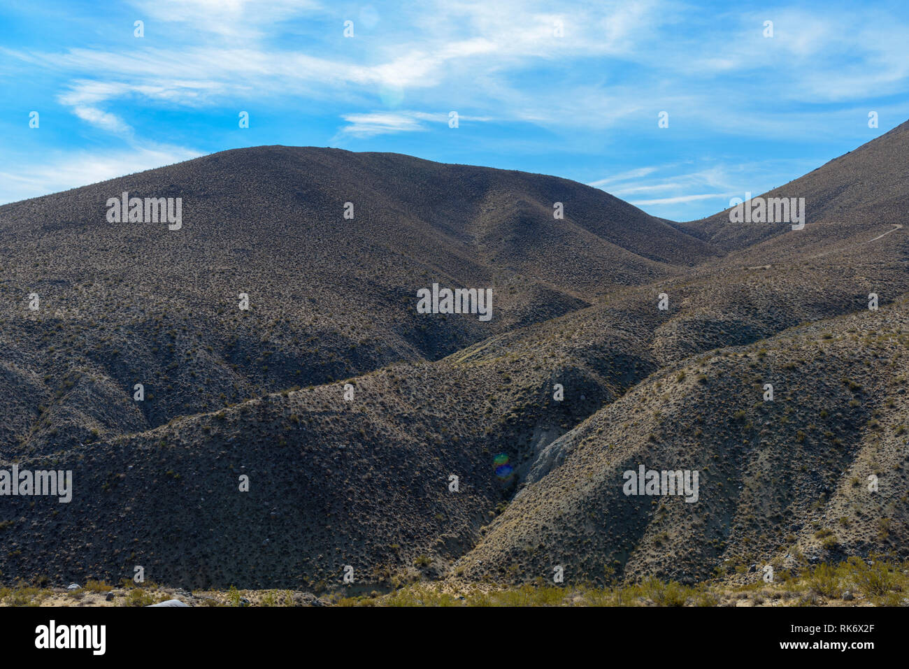 À la sec au désert aride montagne sous ciel bleu avec des nuages. Banque D'Images