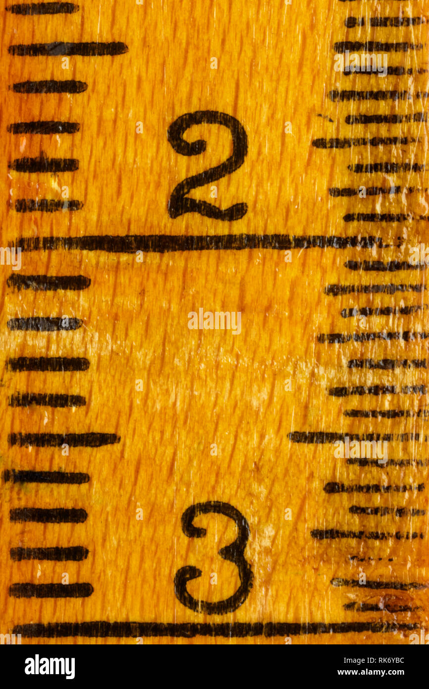 Numéros deux et trois sur une règle en bois jaune , des lignes noires sur les bords, la règle est usé Banque D'Images