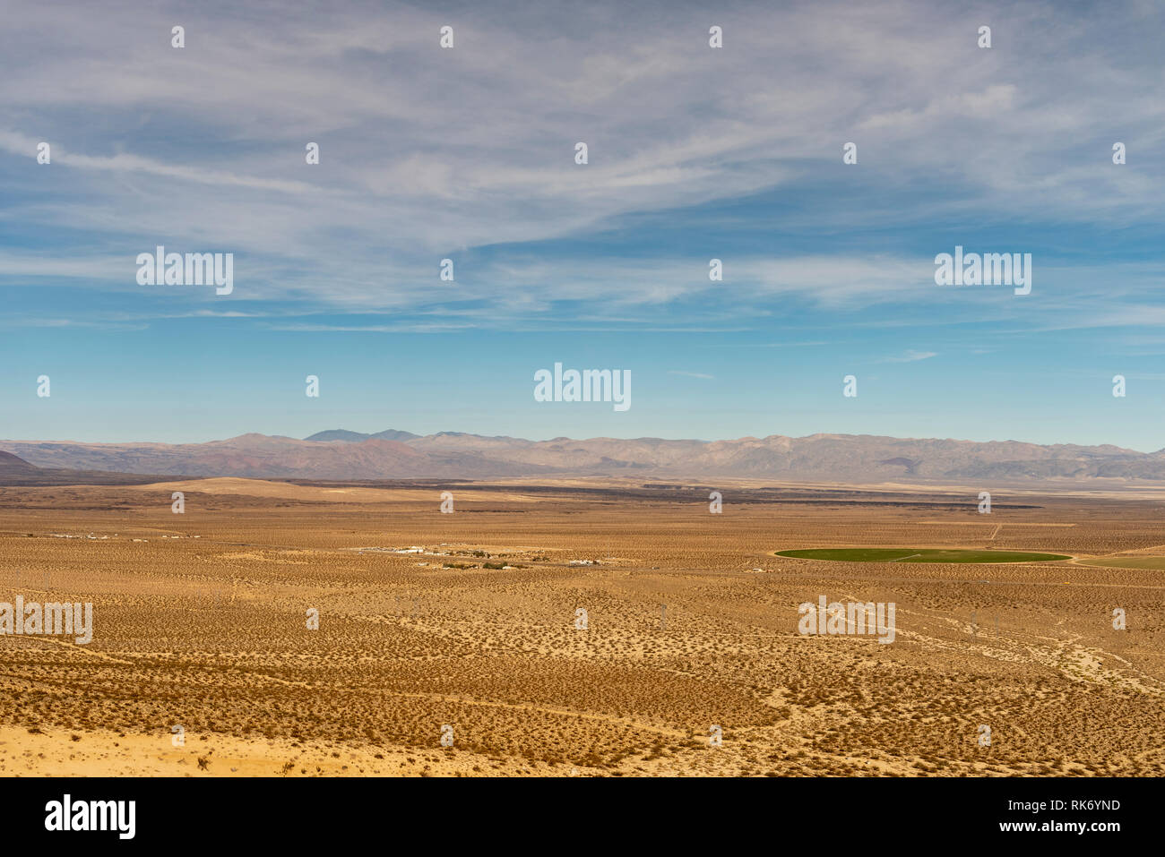 L'agriculture en cercle vert désert brun sous ciel bleu avec des nuages blancs. Vue aérienne. Banque D'Images