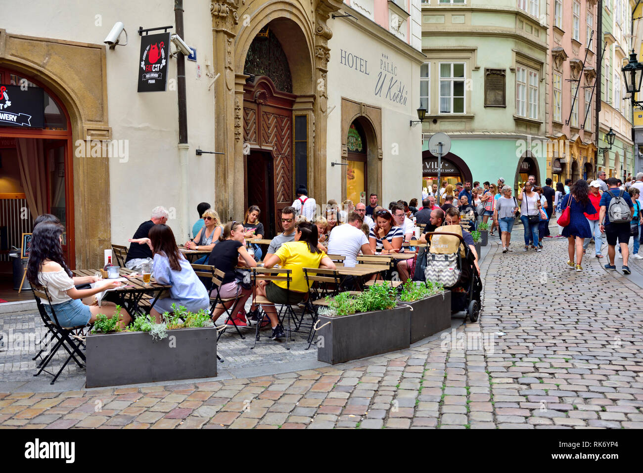Restaurant de la chaussée à l'extérieur, gros chat Praha, avec les clients à se détendre dans la vieille ville de Prague Banque D'Images
