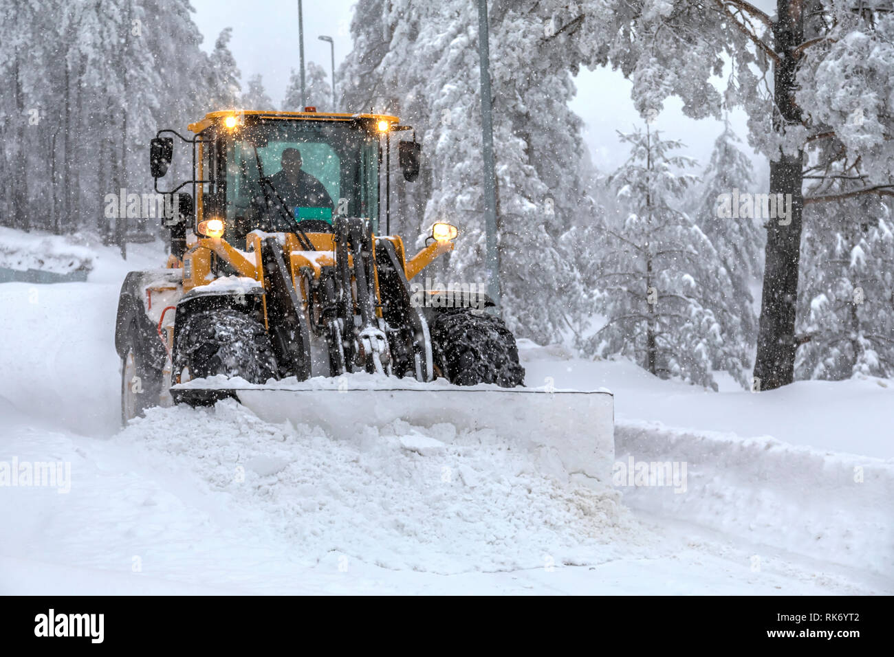 Bulldozer frayer la voie de la neige durant tempête Banque D'Images