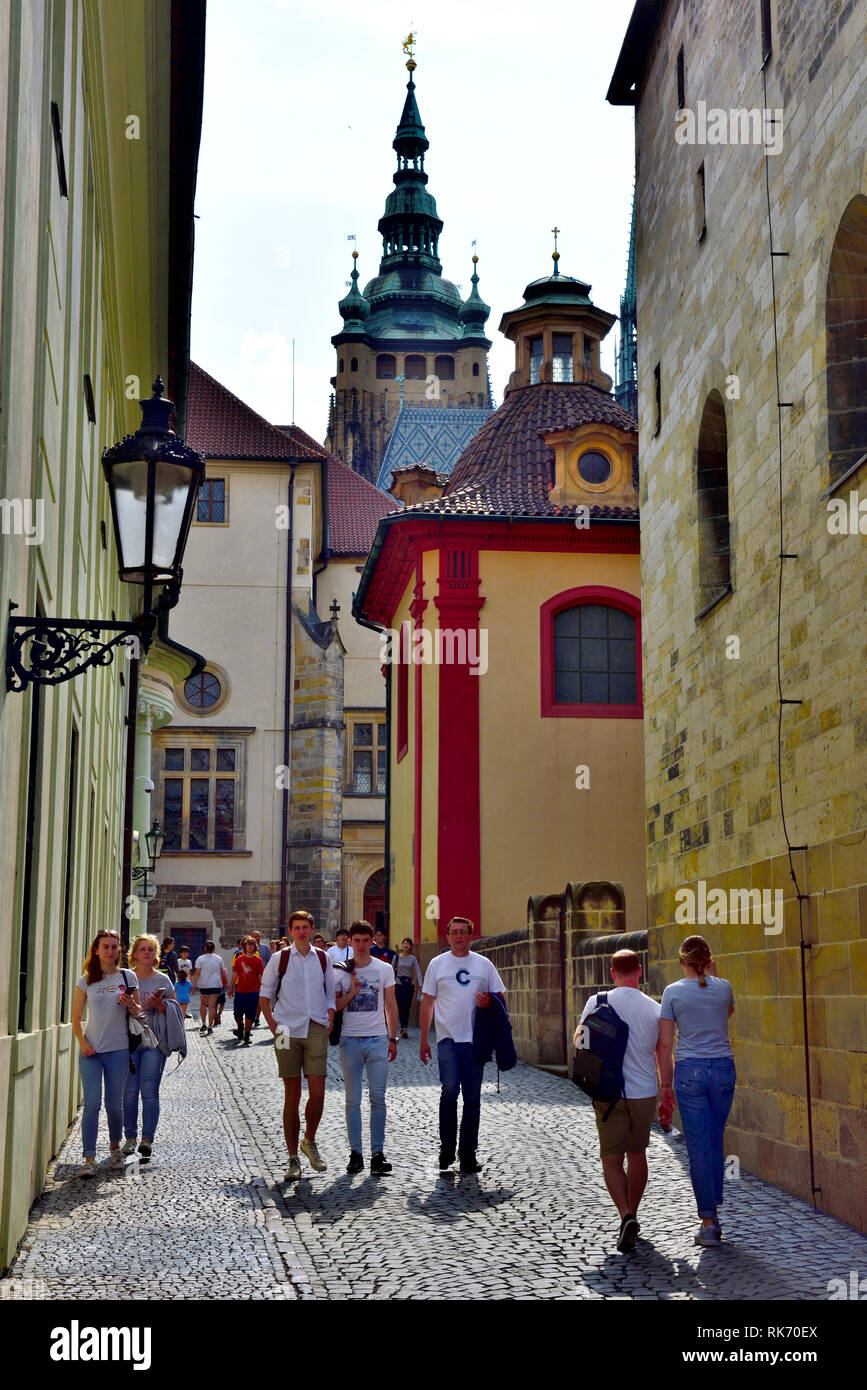 Scène de rue avec des gens qui marchent sur Jifska street en dehors de Prague, République Tchèque Banque D'Images