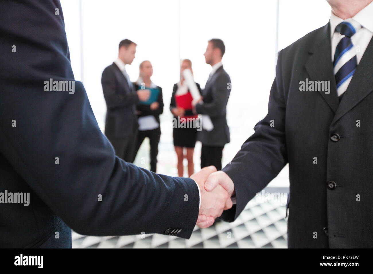 Business people shaking hands, finir une séance in office Banque D'Images