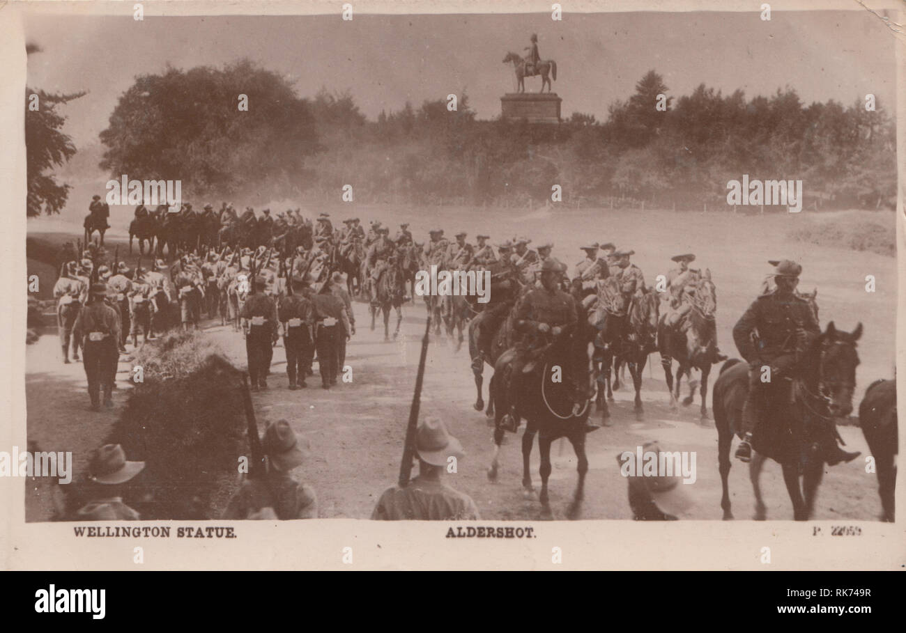 La cavalerie et les soldats marchant à la Statue de Wellington, Aldershot, Hampshire, England Banque D'Images