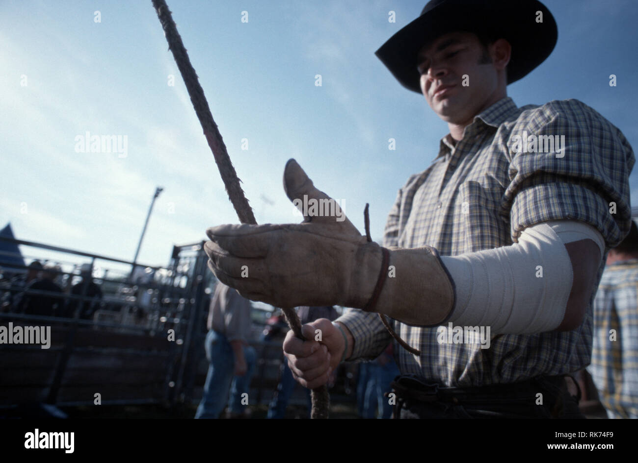 22 ans, Graeme a été équitation taureaux pour six ans. Originaire du Queensland, il est désormais un professionnel bull rider, entre en mouvement continu e Banque D'Images