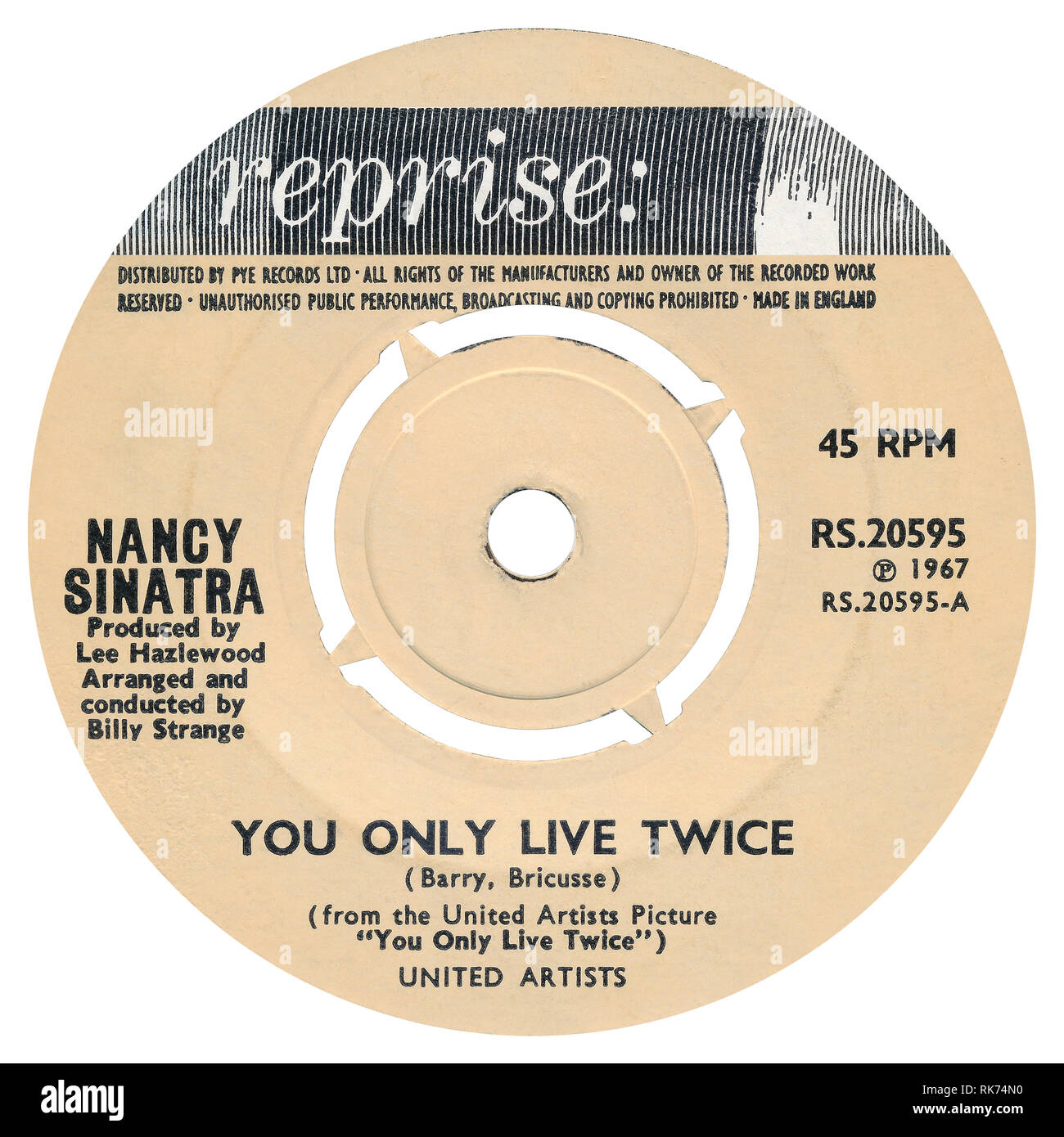 UK 45 tr/min seul de On ne vit que deux fois par Nancy Sinatra sur l'étiquette de reprise 1967. Écrit par John Barry et Leslie Bricusse, organisé par Billy Strange et produit par Lee Hazlewood. Banque D'Images