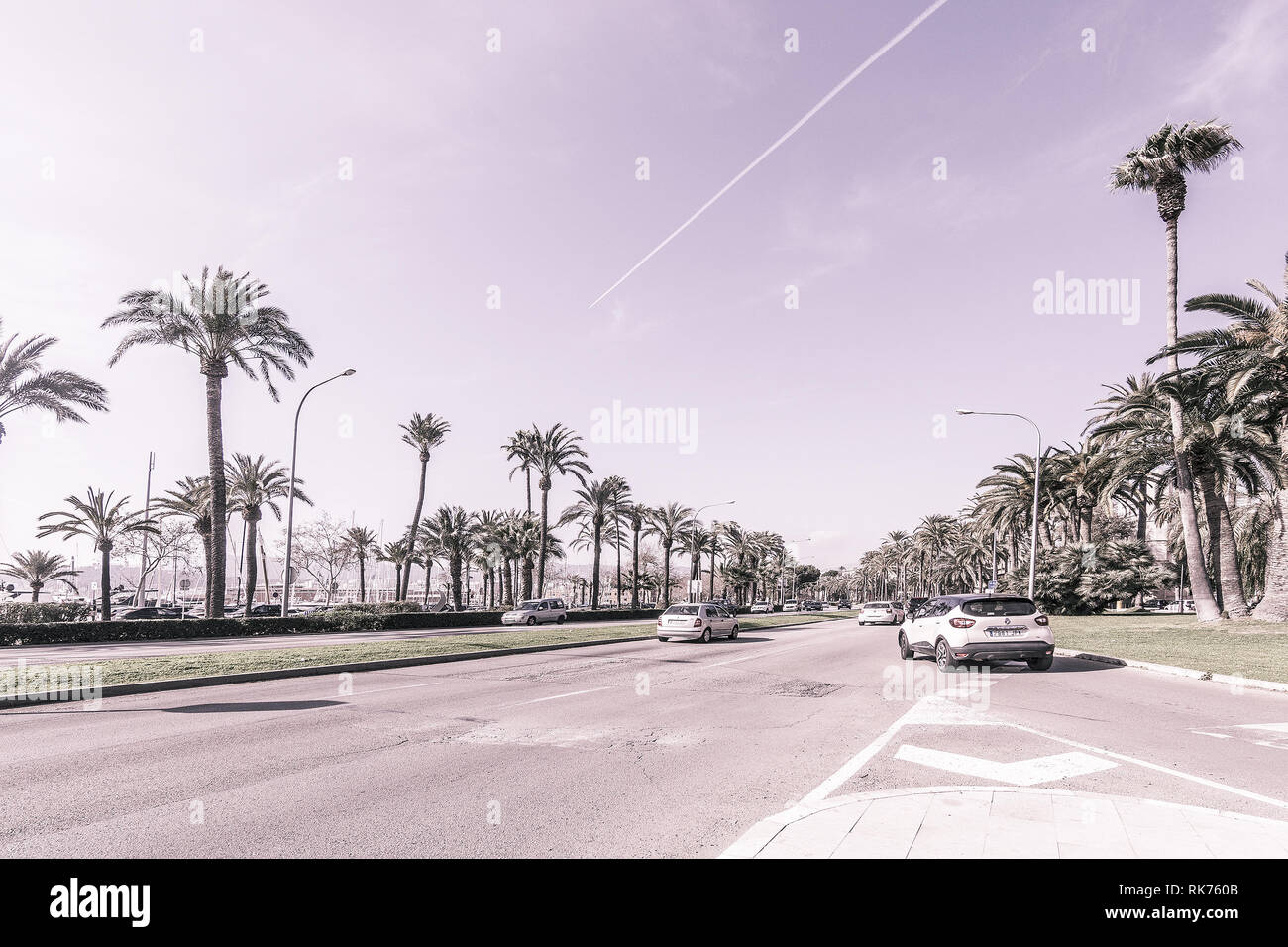 PALMA DE MAJORQUE, ESPAGNE - Février 9, 2019 : le trafic automobile sur six voies sur le Paseo Maritimo, le 9 février 2019 à Palma de Majorque, Espagne. Banque D'Images