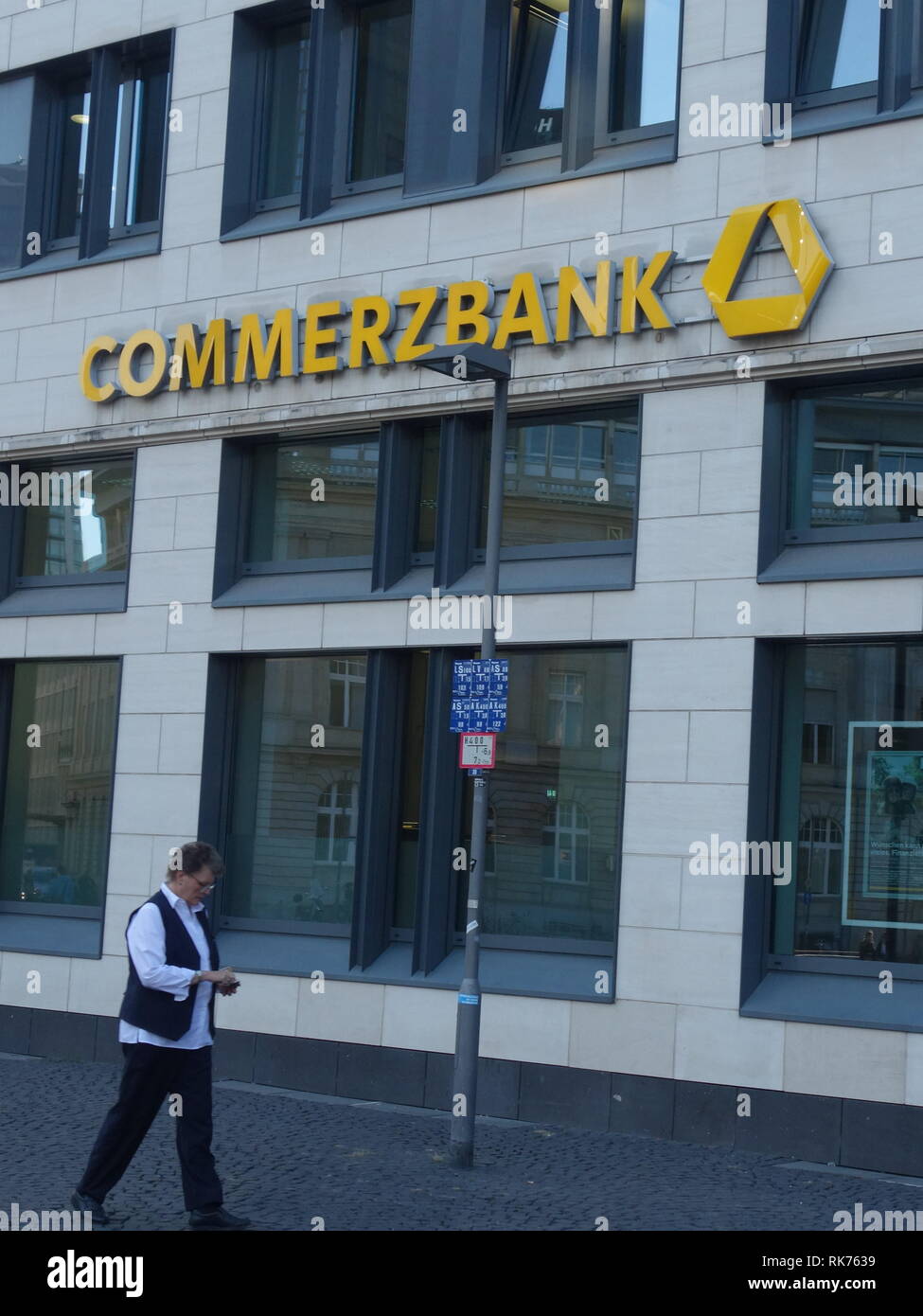 Un homme passe devant une succursale de la Commerzbank à Francfort am Main, Allemagne Banque D'Images